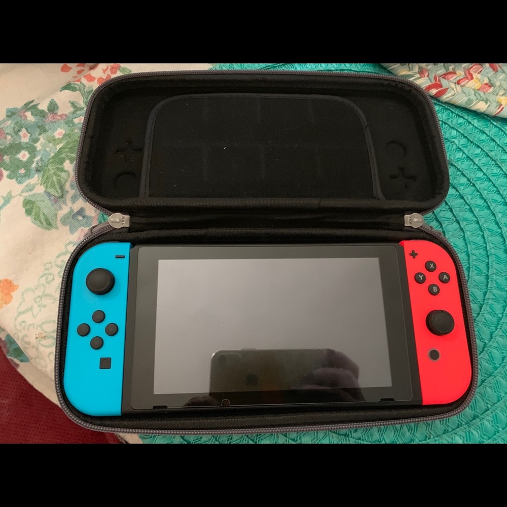 Nintendo Switch - Picture 2 of 4